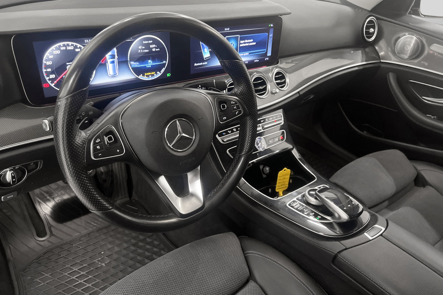 Mercedes-Benz E 220 d 4M Widescreen D-Värm Burmester Drag