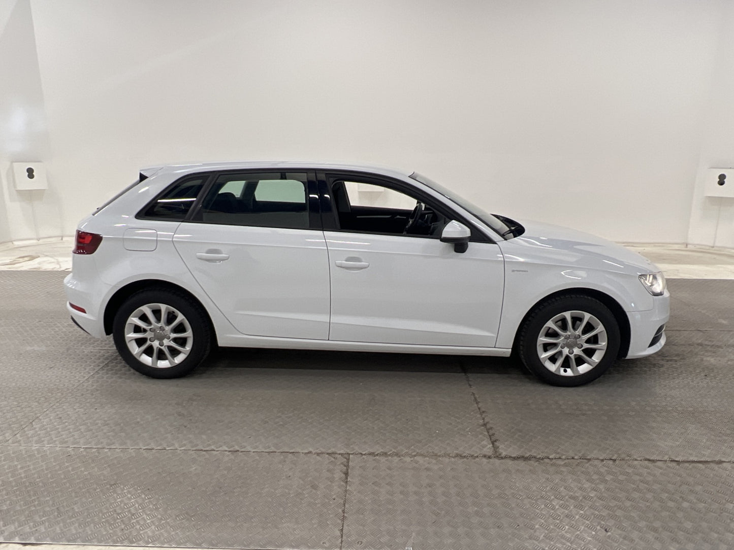 Audi A3 1.4 TFSI g-tron 110hk Attraction Värmare Farthållare