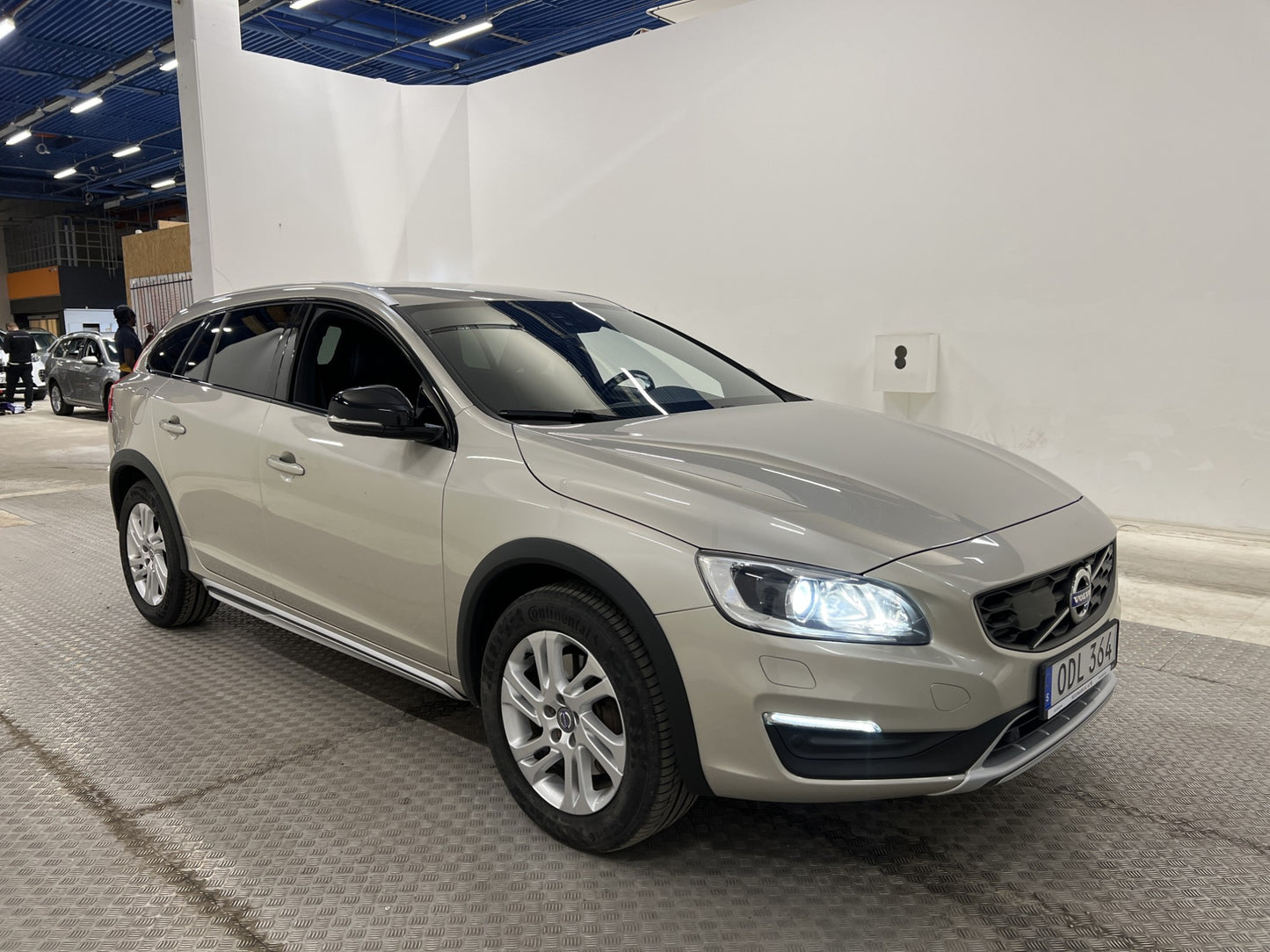 Volvo V60 Cross Country Momentum