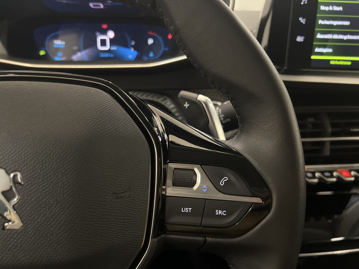 Peugeot 2008 PureTech 130hk Allure Cockpit Kamera Carplay