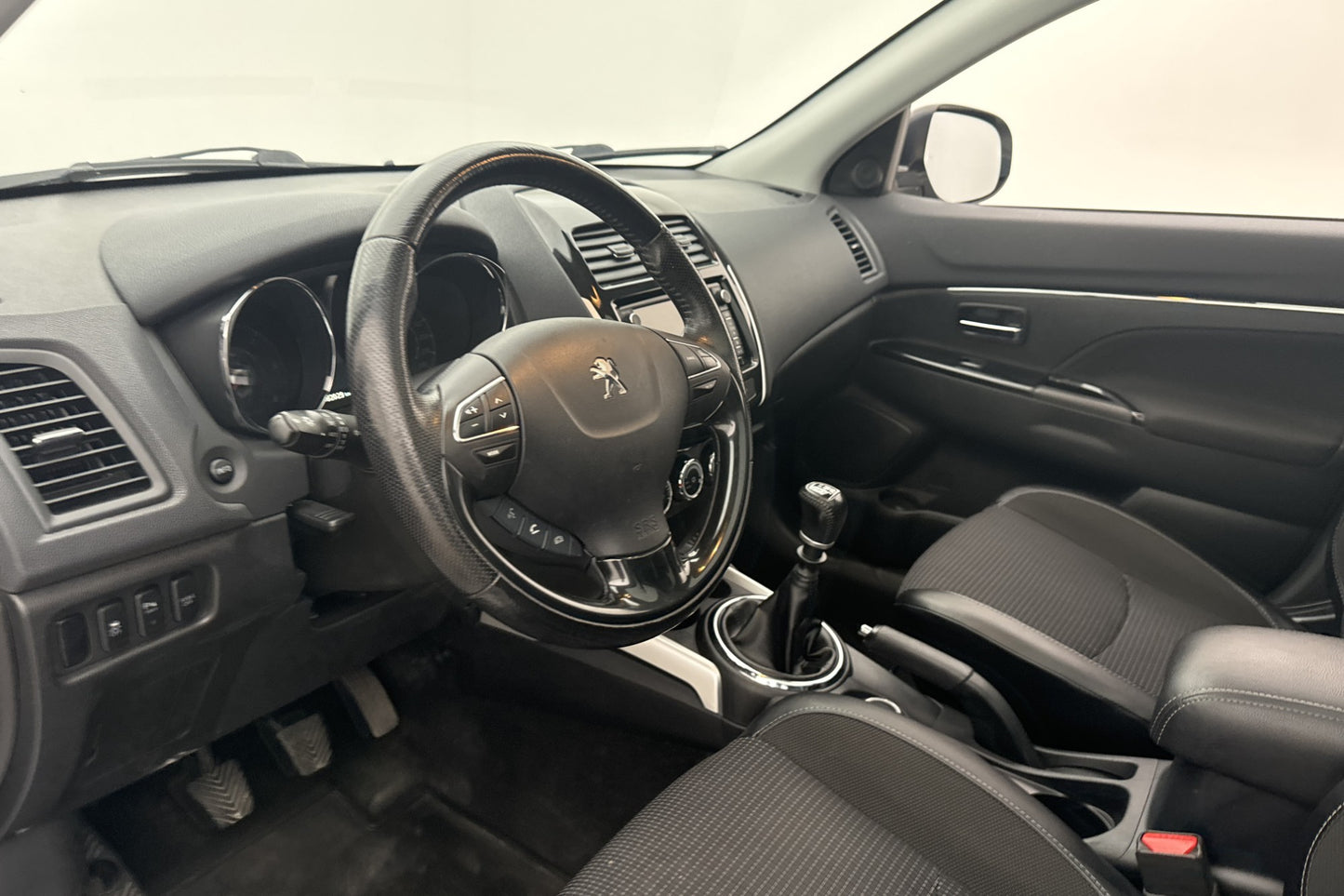 Peugeot 4008 HDi AWD 114hk Pano M&K-Värmare Kamera Halvskinn