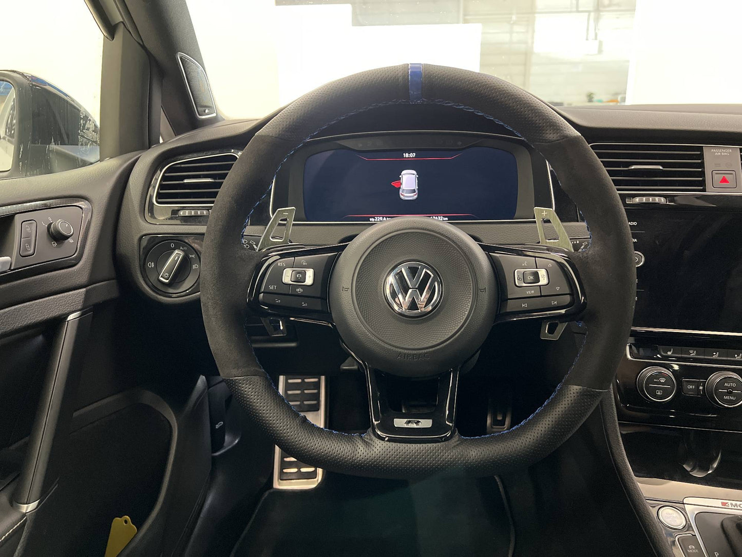 Volkswagen Golf R 4M 300hk Akrapovic Cockpit Dynaudio Maxton