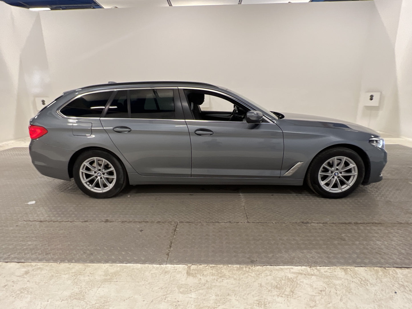 BMW 520d xDrive Kamera Värmare Keyless Navi Välservad