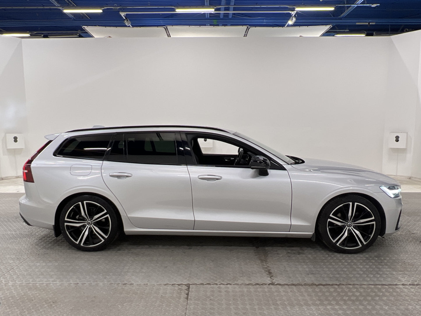 Volvo V60 D3 150hk AWD R-Design Pano HUD H/K Dvärm Navi Drag