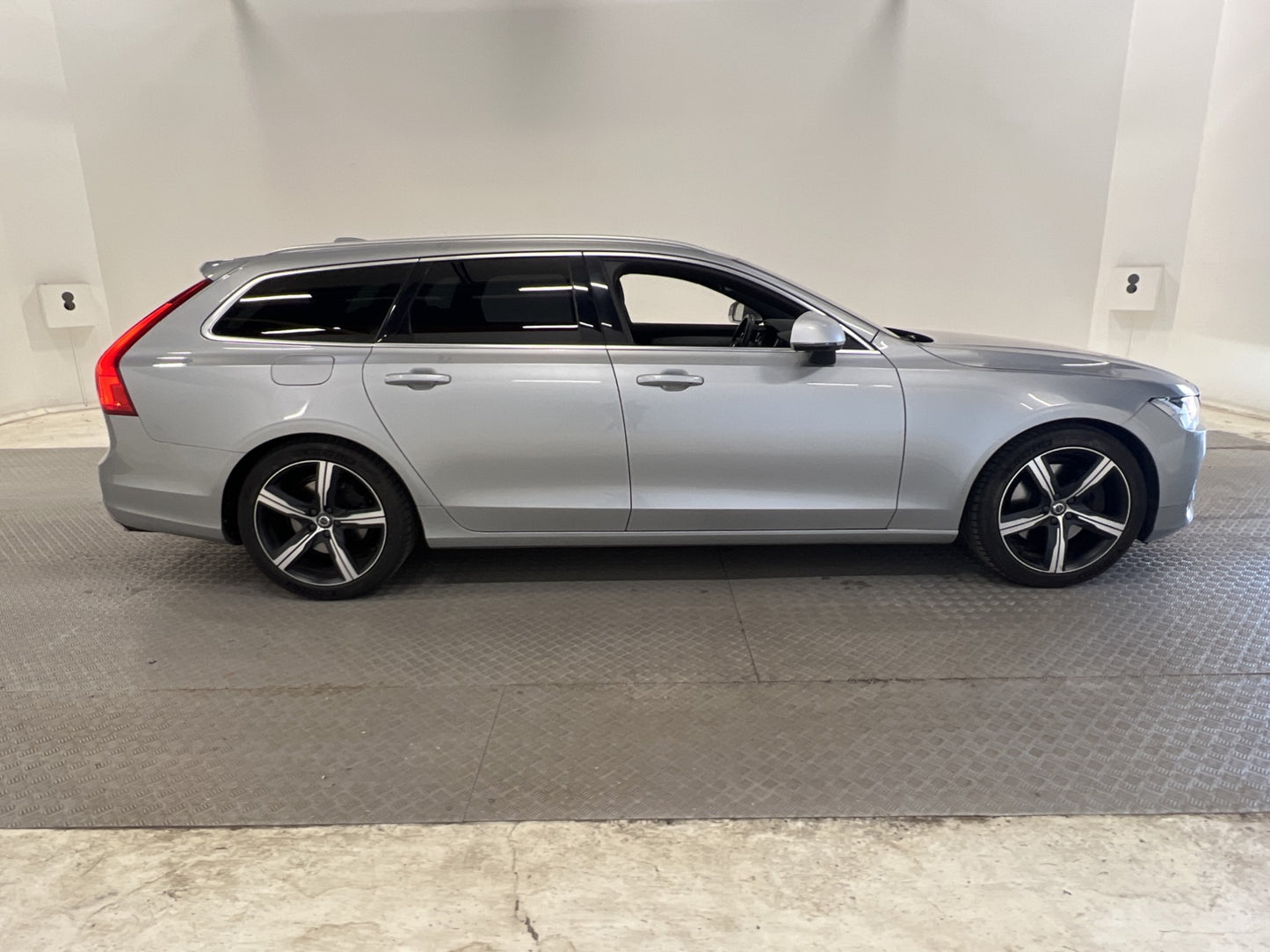 Volvo V90 T4 190hk R-Design VOC Värm BLIS Dragkrok Carplay