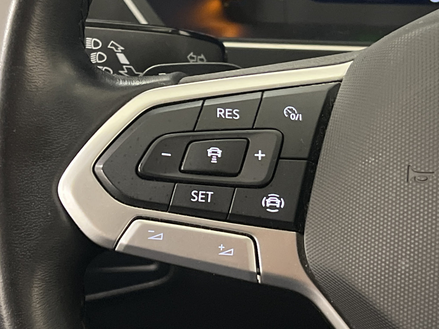 Volkswagen Tiguan eHybrid 245hk Premium Cockpit Värm MOMS