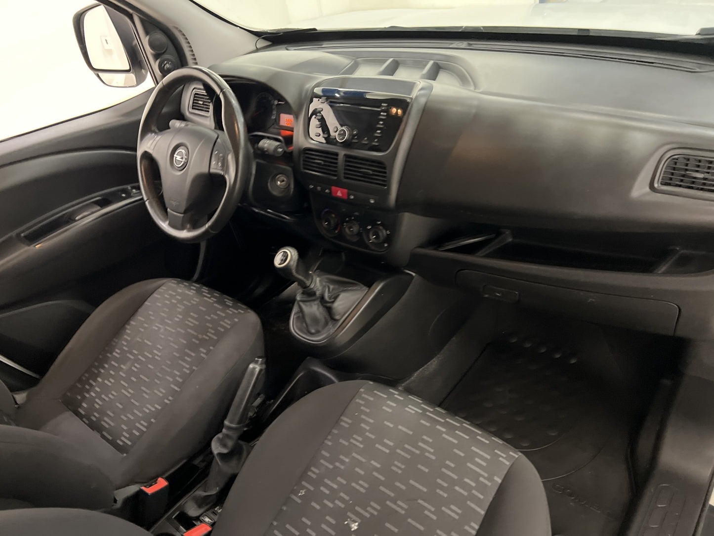 Opel Combo 1.3CDTI 90hk Dragkrok Takräcke Nyservad