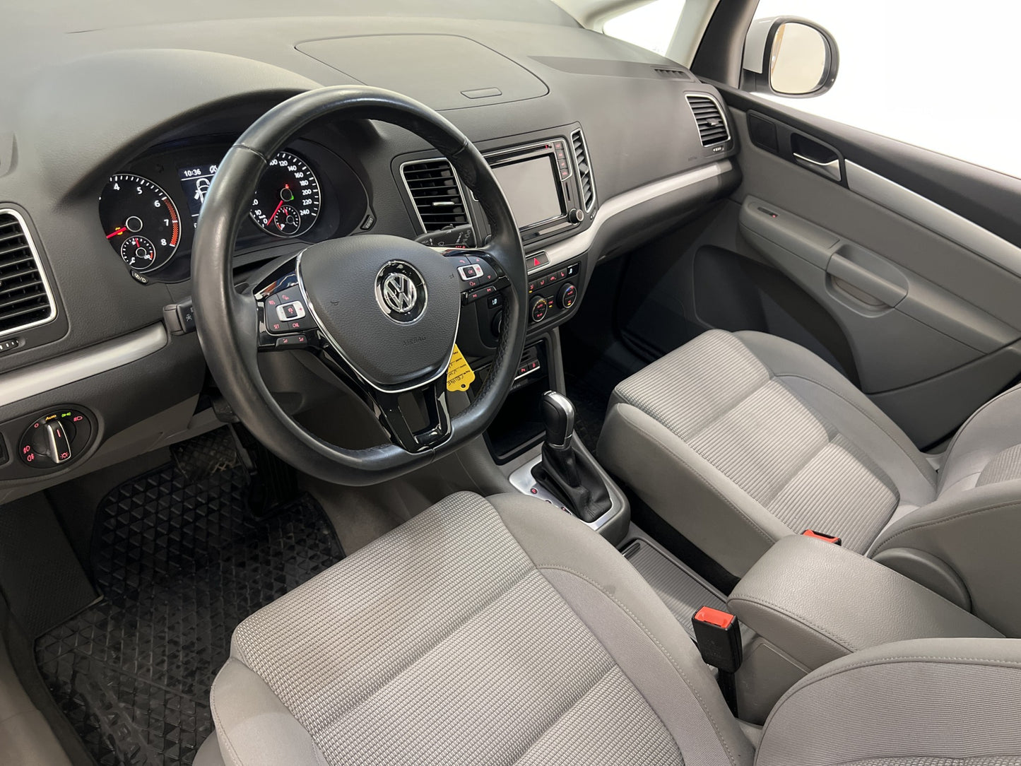 Volkswagen Sharan 150hk 7-Sits Panorama Bkamera Navi Drag