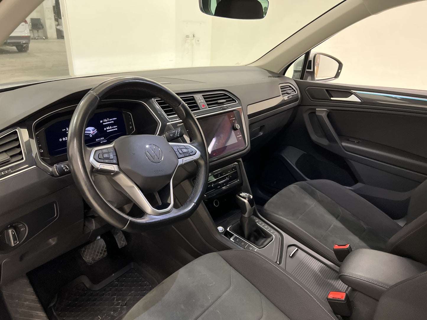 Volkswagen Tiguan eHybrid 245hk Premium Cockpit Värm MOMS