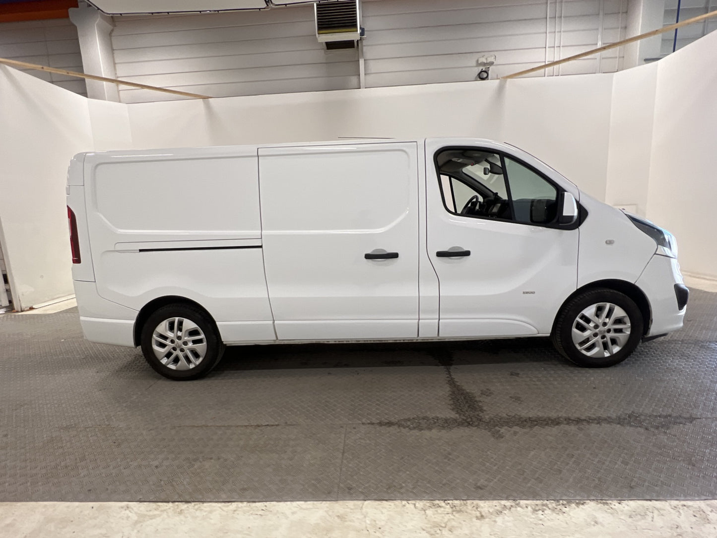 Opel Vivaro L2 1.6 145hk Värmare Dragkrok B-Kamera Moms