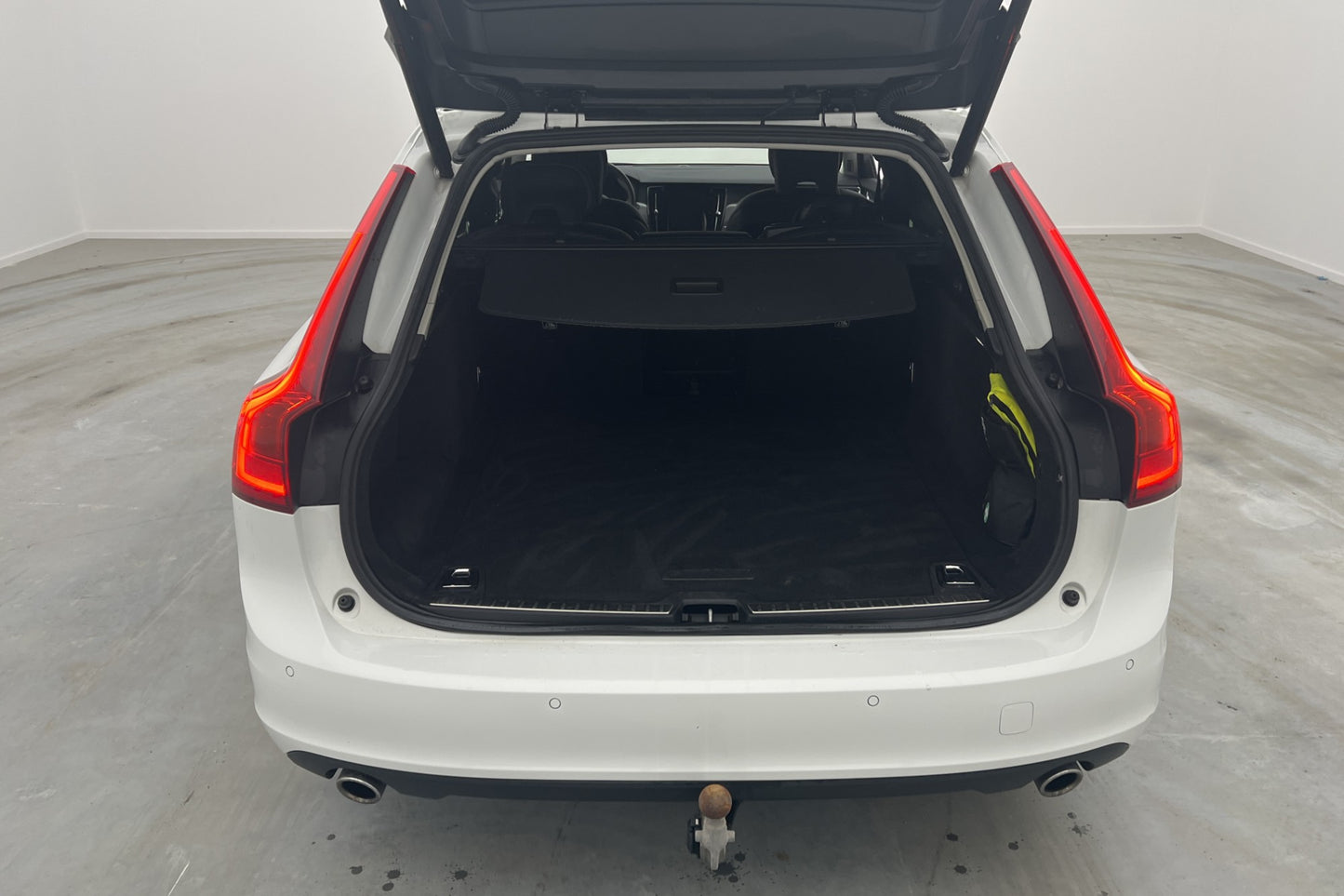 Volvo V90 D4 AWD 190hk VOC Värmare Kamera Keyless Drag MOMS