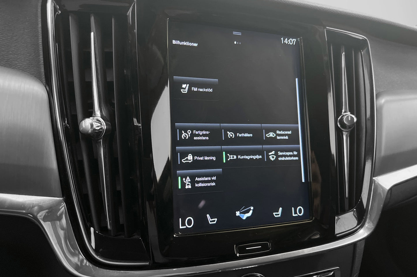 Volvo S90 D3 150hk Momentum D-värm Drag VOC Navi Carplay