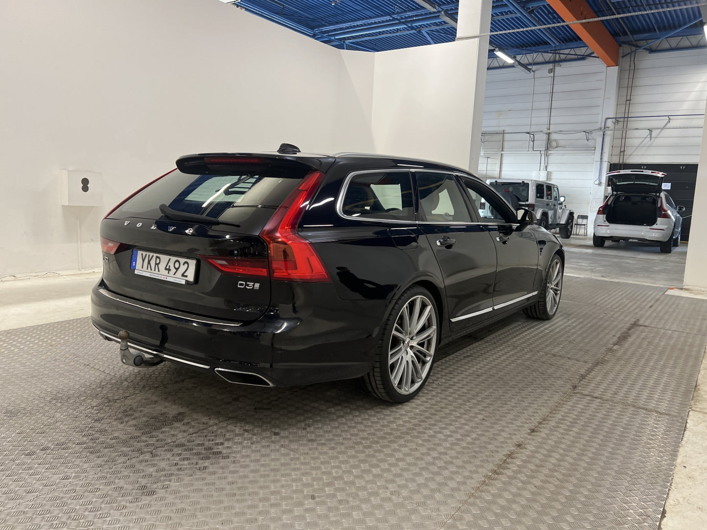 Volvo V90 D3 150hk Inscription 360 VOC Pano D-Värm B&W HUD