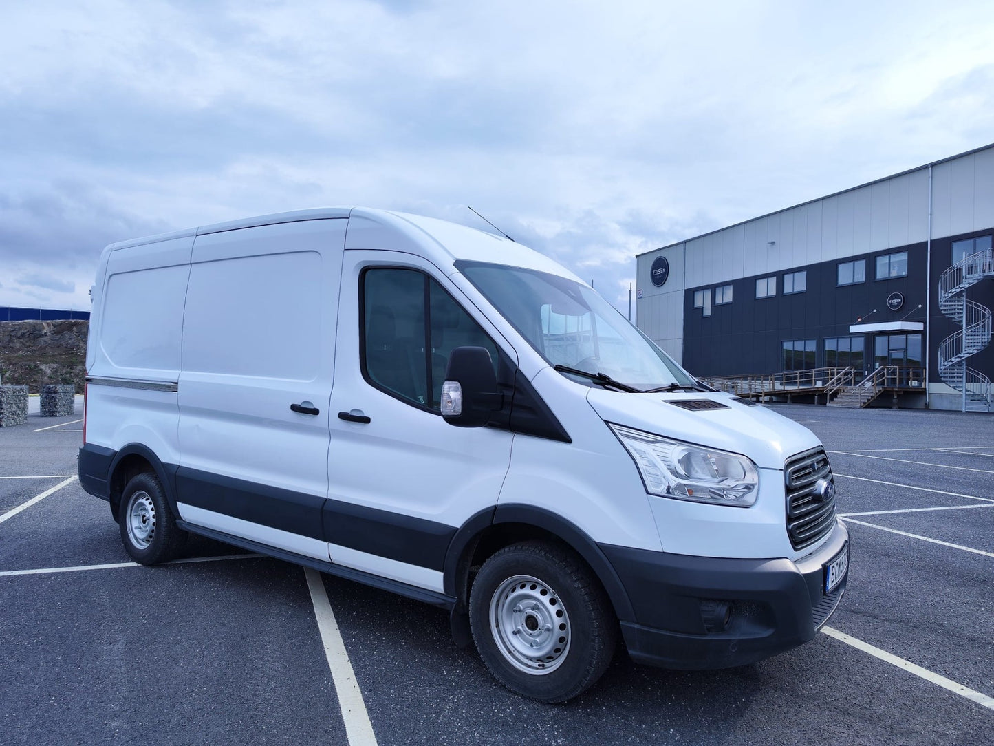 Ford Transit 290 L2H2 Värmare Dragkrok B-Kamera 3-Sits Moms