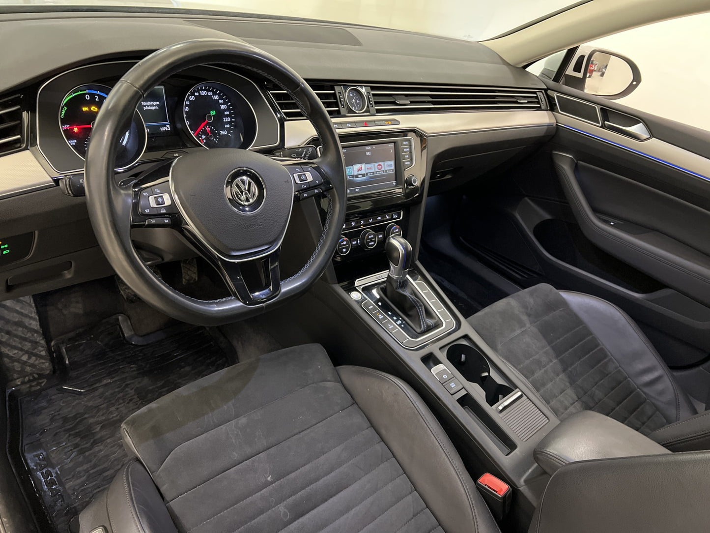 Volkswagen Passat GTE  Panorama B-kamera Drag CarPlay 218hk