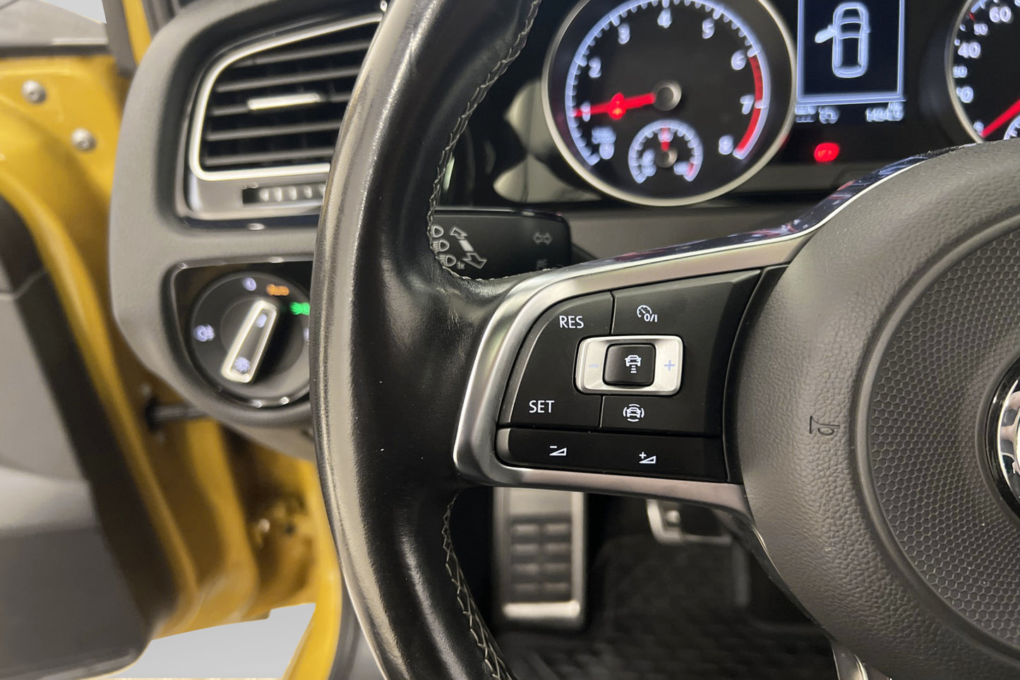 Volkswagen Golf 1.5 TSI  R-line T-lucka Alcantara Carplay