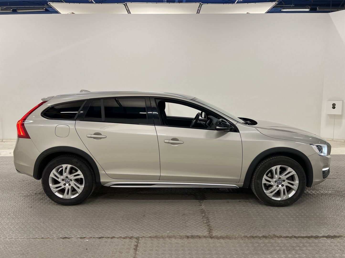 Volvo V60 Cross Country Momentum