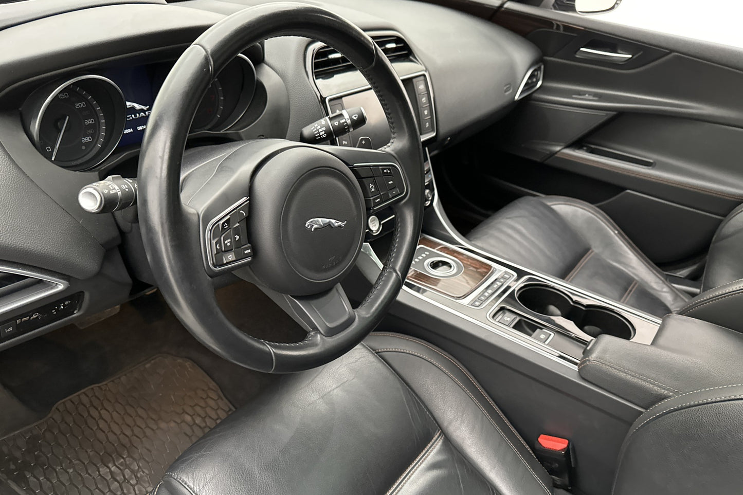 Jaguar XE 25t 240hk Prestige Pano Värmare Kamera HUD Skinn