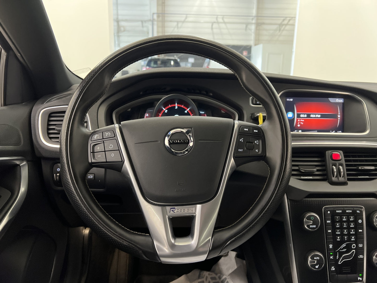 Volvo V40 D3 150hk R-Design VOC D-värmare Keyless Halvskinn