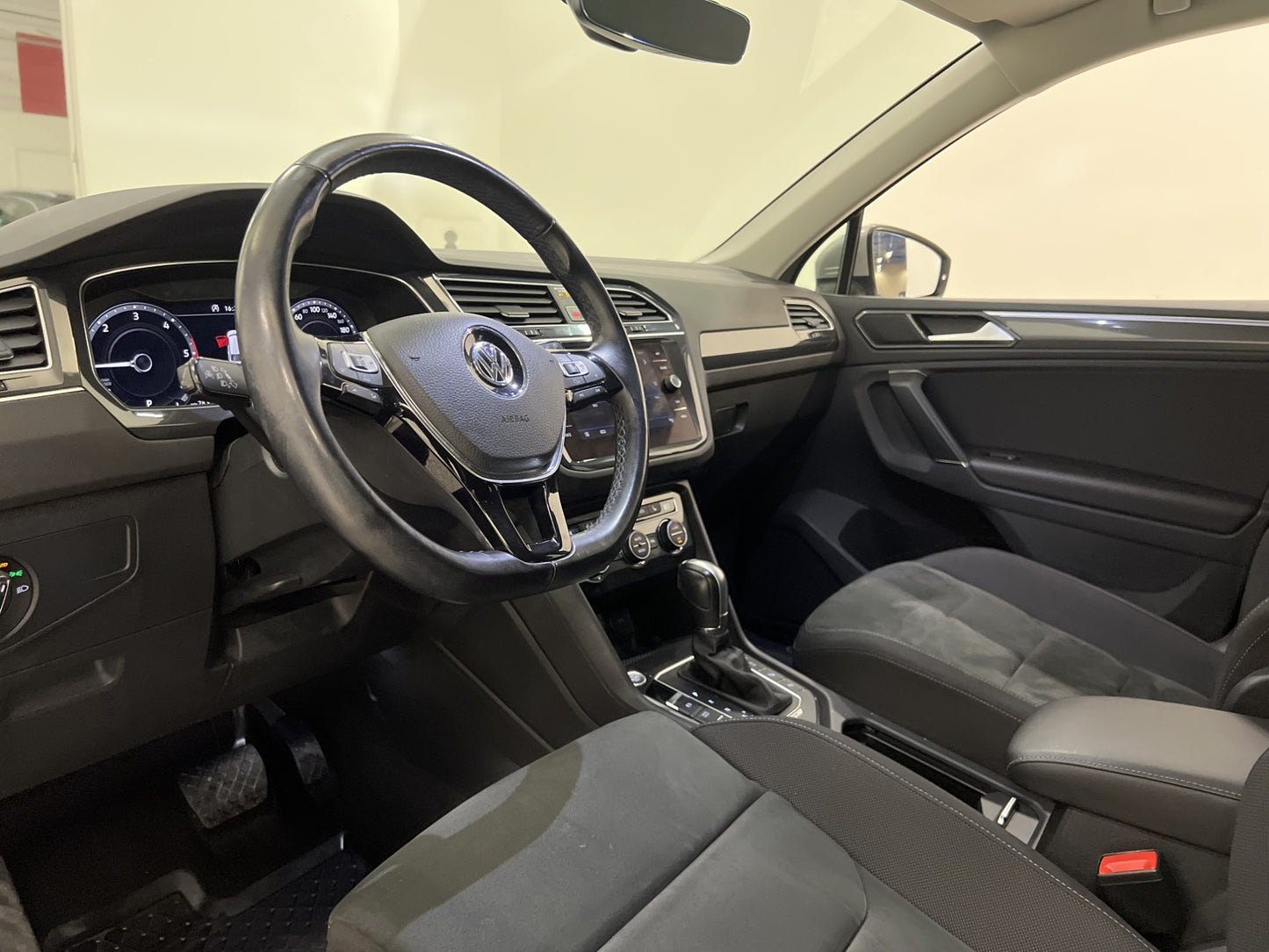 Volkswagen Tiguan 4M 190hk R-line Executive Cockpit Värmare