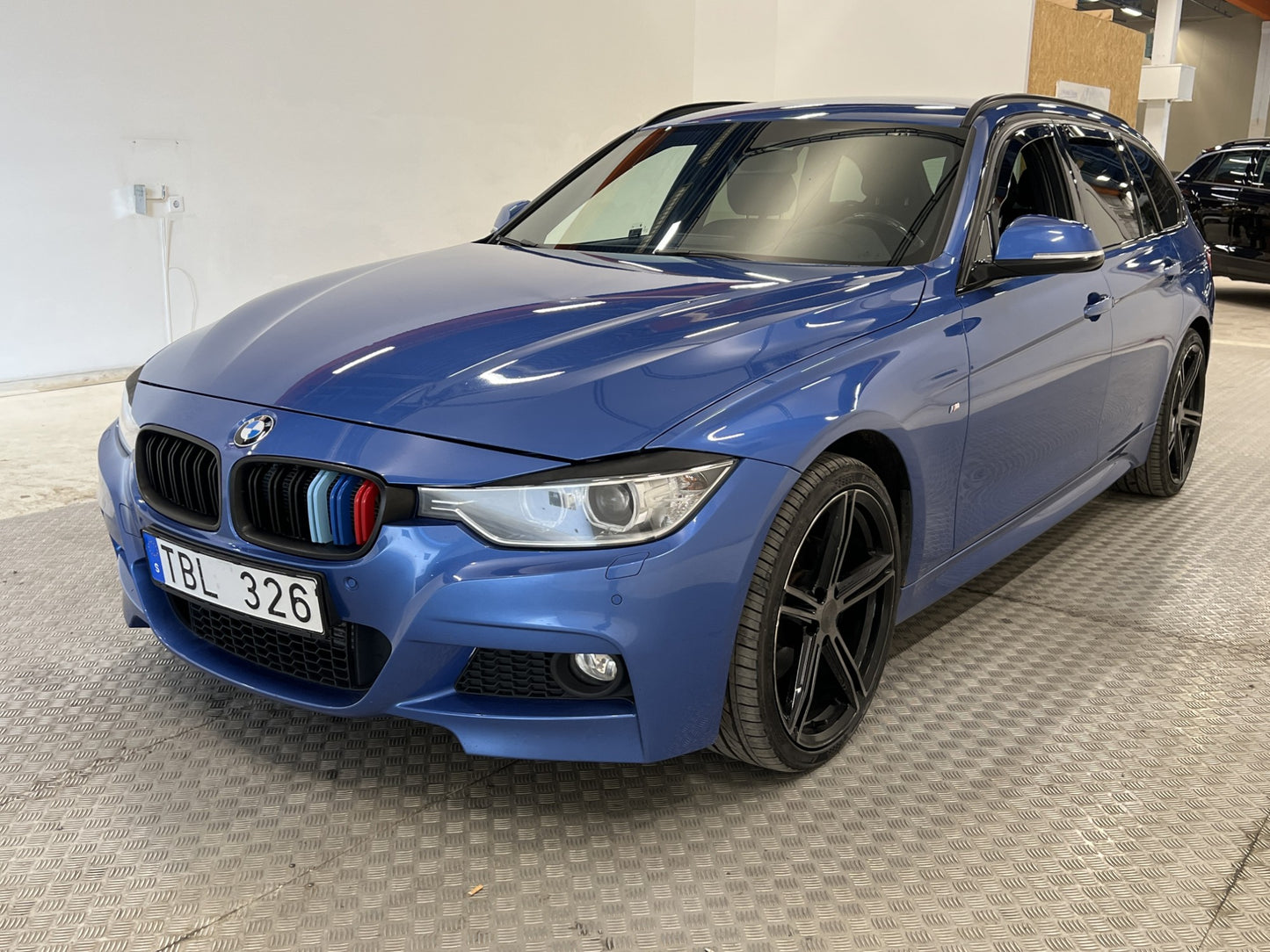 BMW 330d xDrive 258hk M-Sport Skinn Värmare Kamera Drag Navi