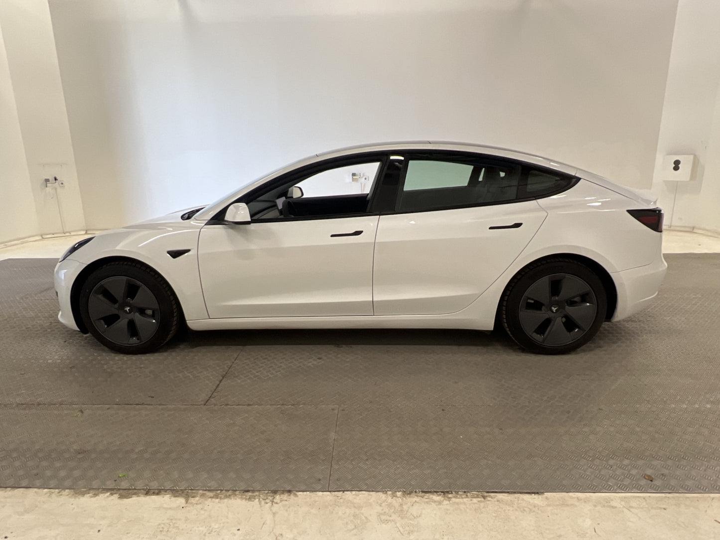 Tesla Model 3 Standard Range Plus 258hk Svensksåld Dragkrok