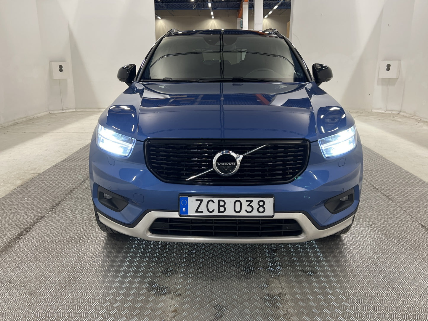 Volvo XC40 D4 190hk AWD  R-Design Pano  Värmare 360°K Skinn