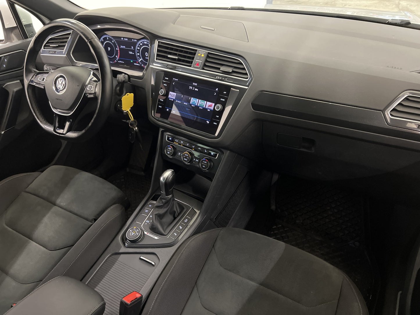 Volkswagen Tiguan 4M 190hk Premium Cockpit Värm Kamera Drag