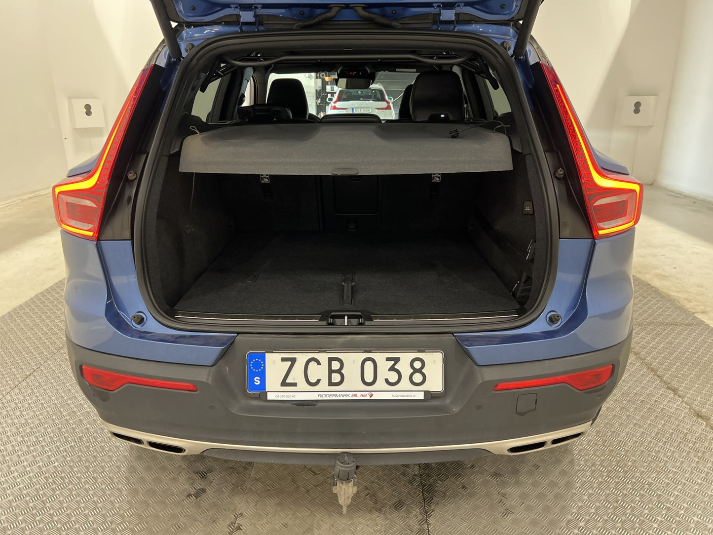 Volvo XC40 D4 190hk AWD  R-Design Pano  Värmare 360°K Skinn