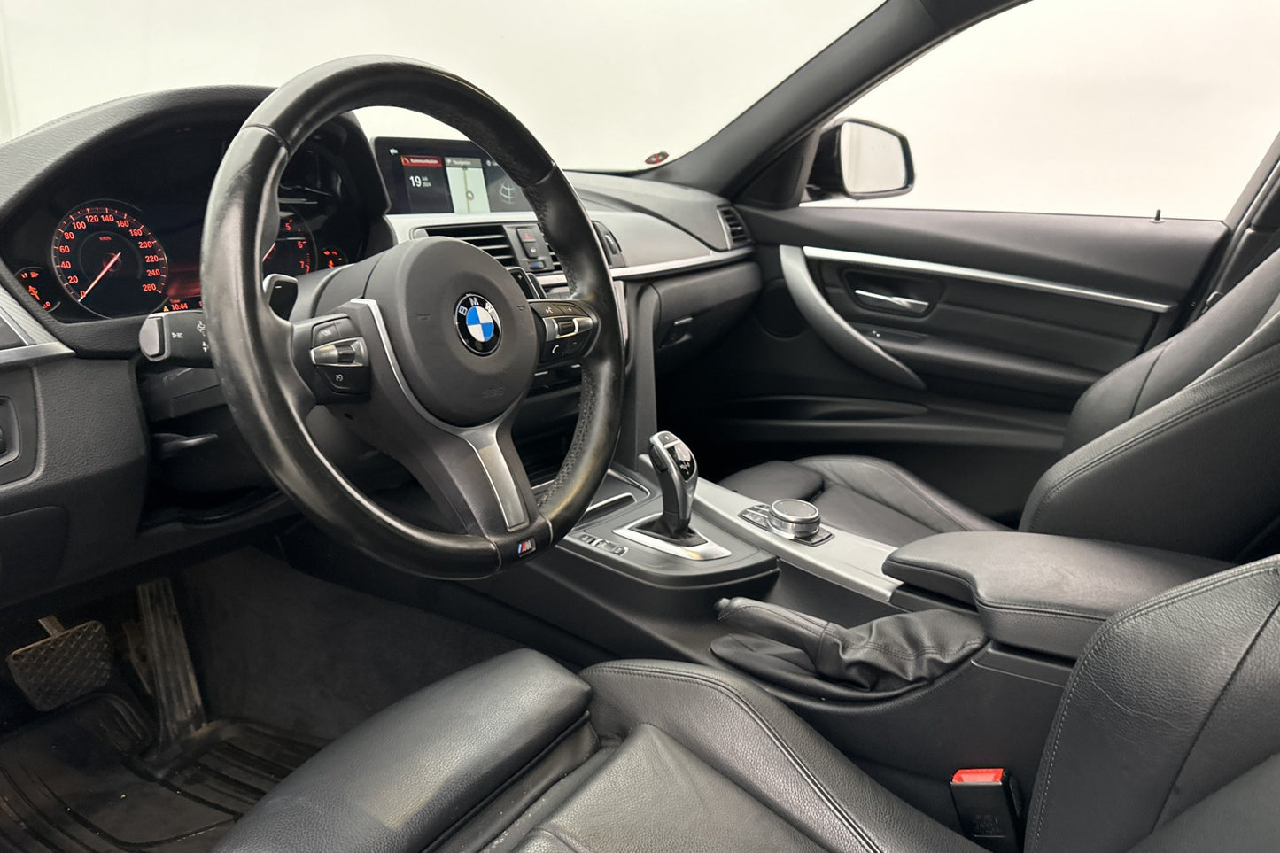 BMW 330 i Sedan 252hk M Sport HiFi Navi Cockpit Skinn