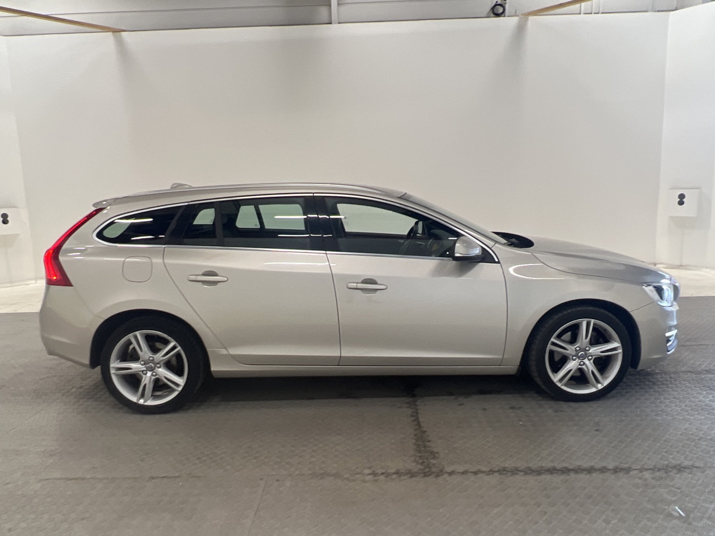 Volvo V60 D4 AWD 190hk Summum VOC Värmare Navi P-sensor