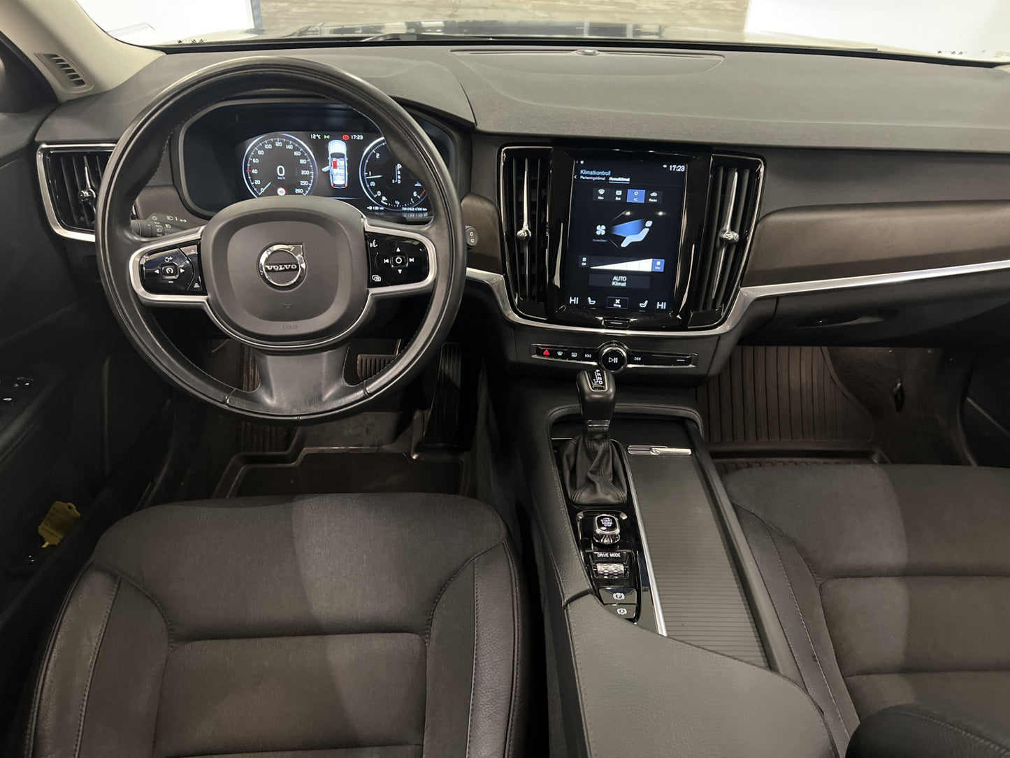 Volvo V90 Cross Country D4 AWD Momentum Plus D-värm VOC Navi