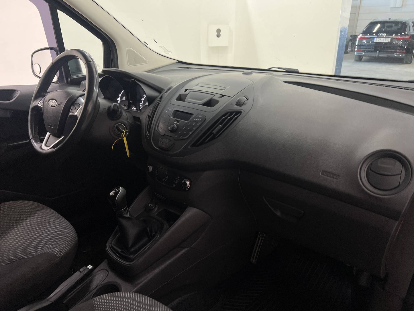 Ford Transit Courier 1.5 TDCi 75hk Värmare PDC Verkstad-inre