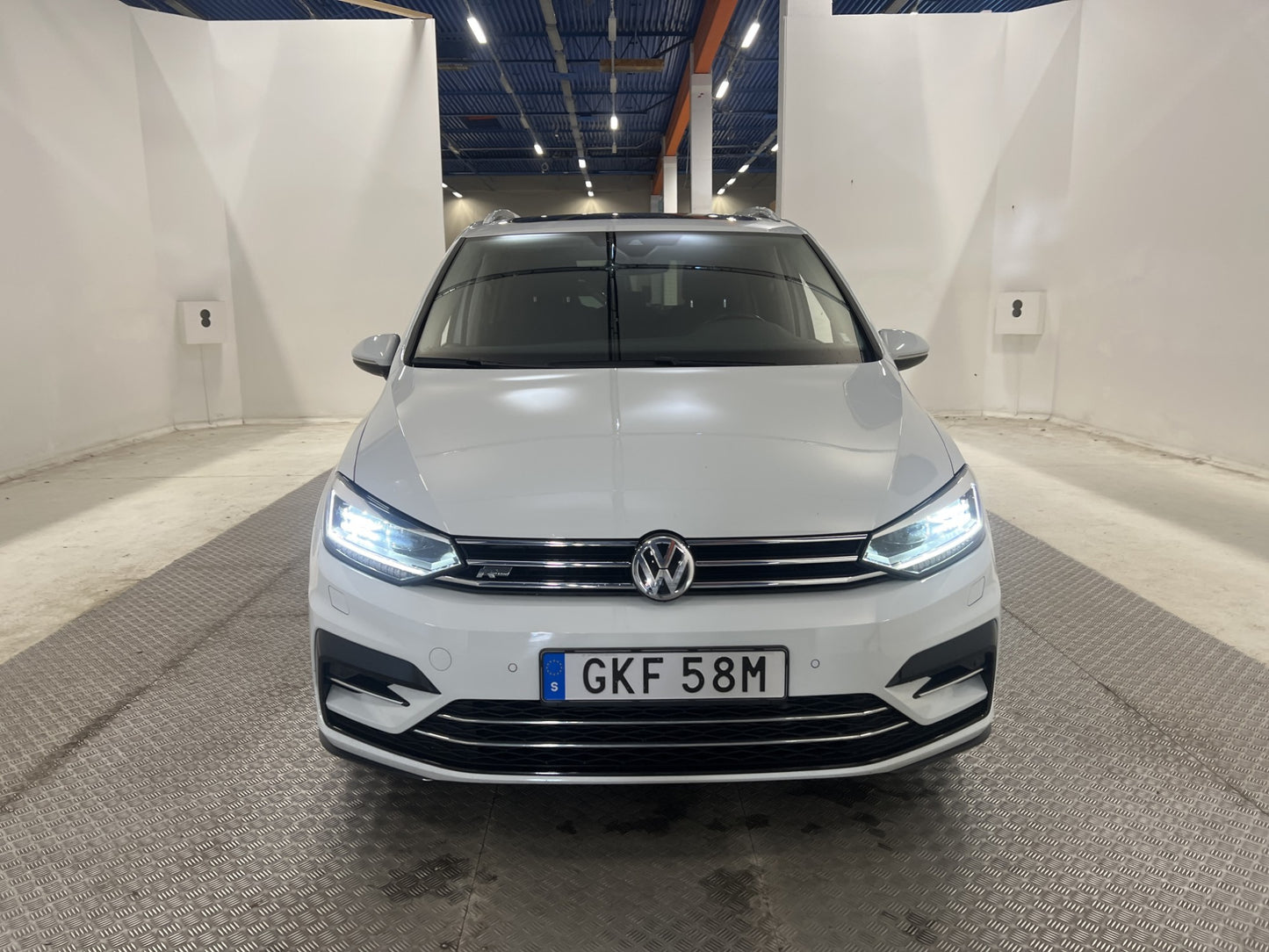 Volkswagen Touran 2.0 TDI 150hk R-line Pano D-värm B-kamera