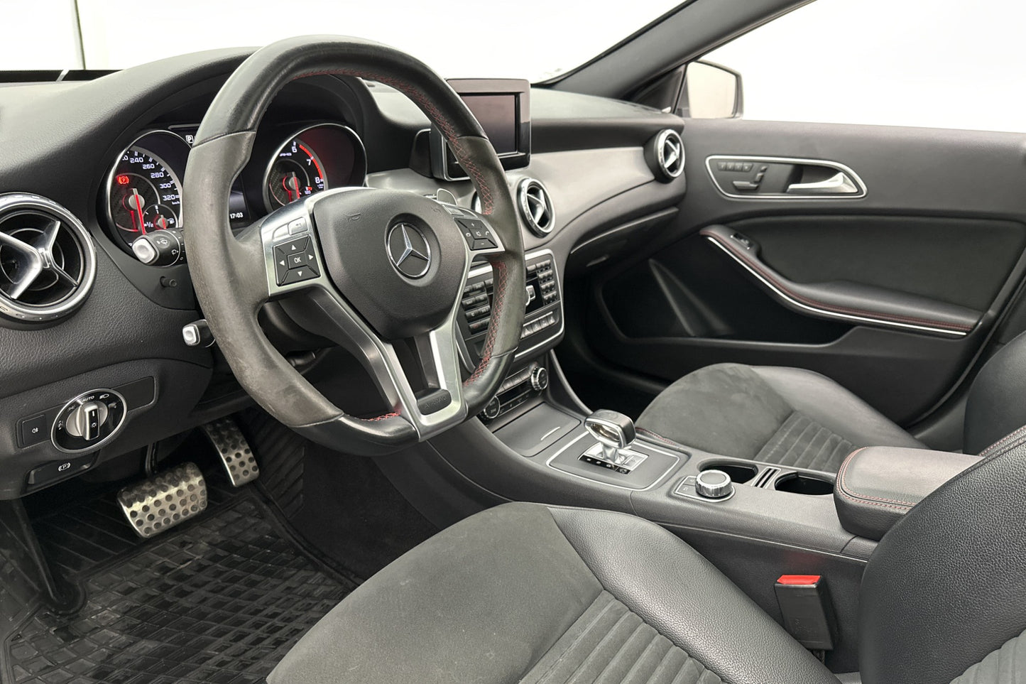 Mercedes-Benz GLA 45 AMG 4M 360hk Pano H/K Kamera GPS Elstol