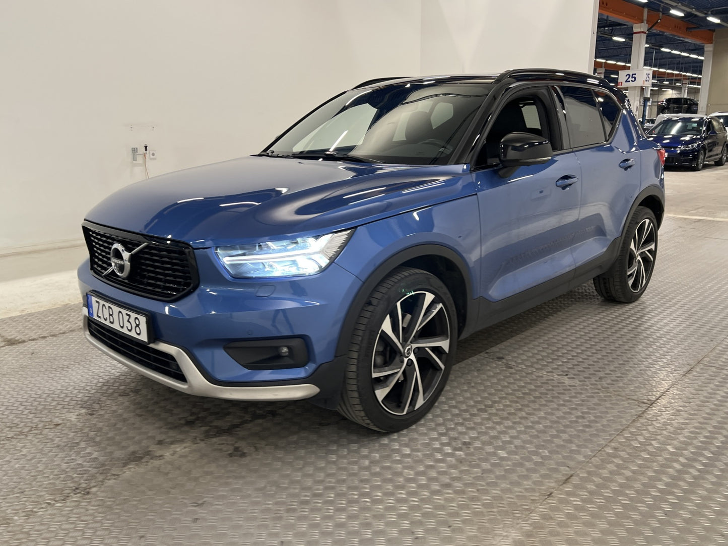 Volvo XC40 D4 190hk AWD  R-Design Pano  Värmare 360°K Skinn