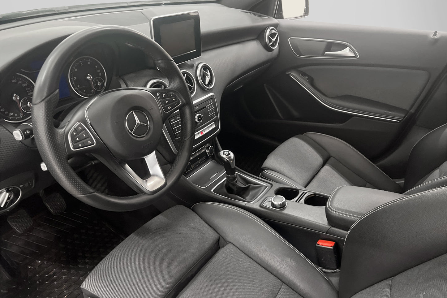 Mercedes-Benz A 180 122hk AMG Skinn Kamera Carplay Keyless