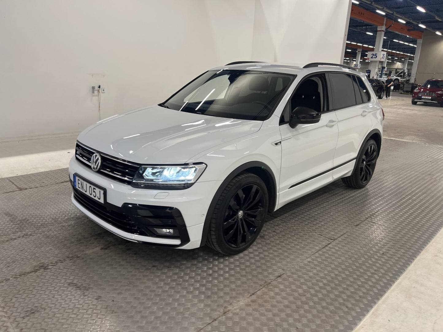 Volkswagen Tiguan 190h 4M R-Line Black Cockpit Dynaudio Värm