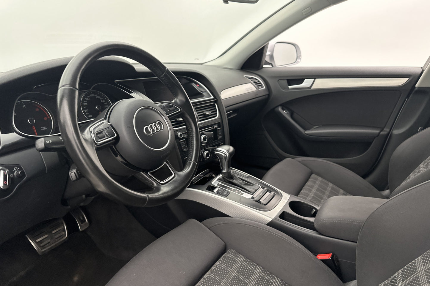 Audi A4 Avant 2.0 TDI Quattro 190hk S-Line P-sensorer Drag