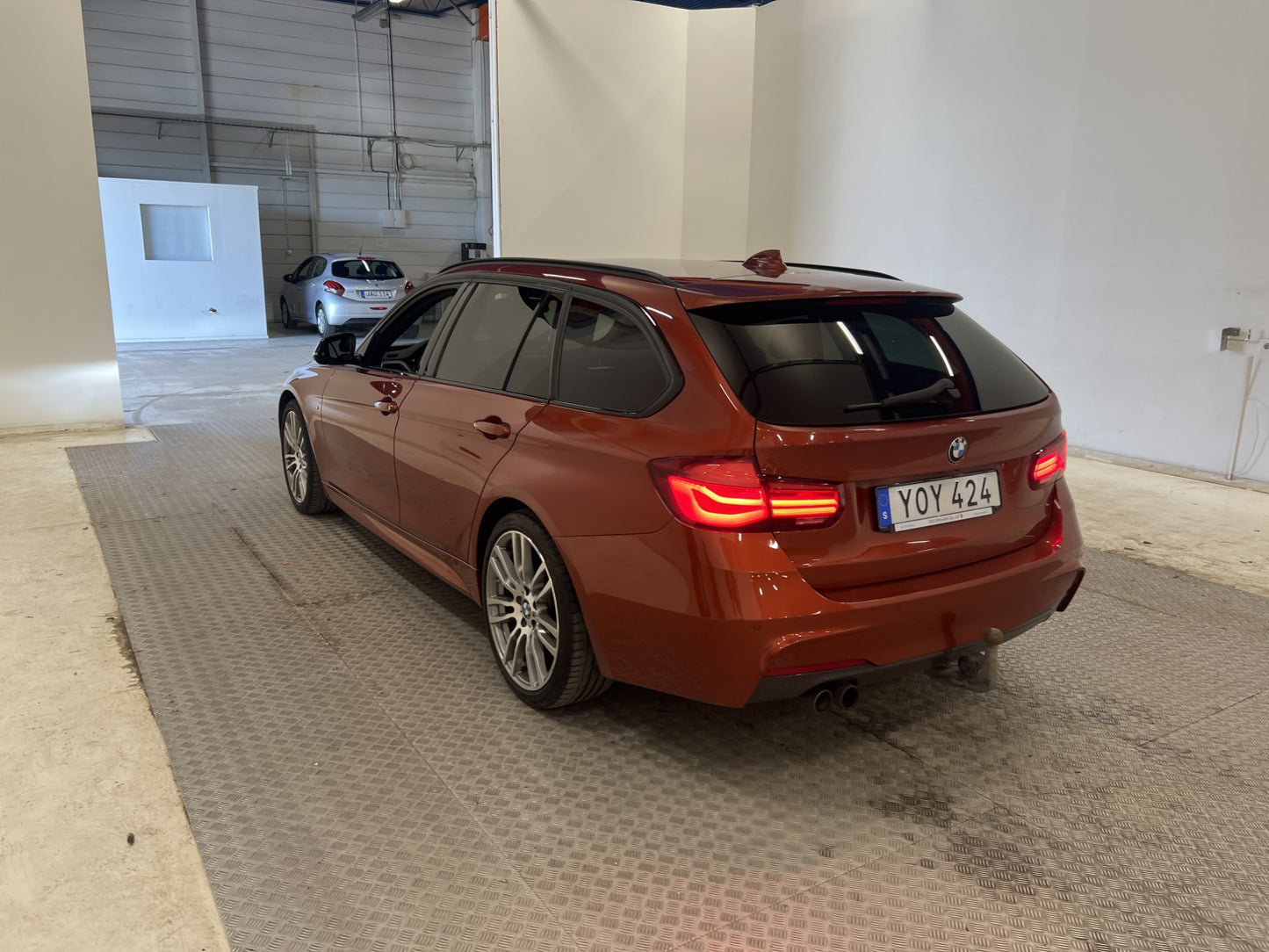 BMW  330i xDrive M-sport H/K Cockpit Drag Kamera Skinn