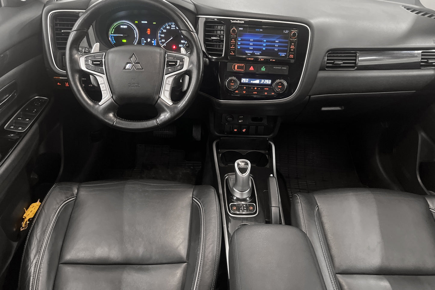 Mitsubishi Outlander P-HEV 4WD 360° Drag Skinn Navigation