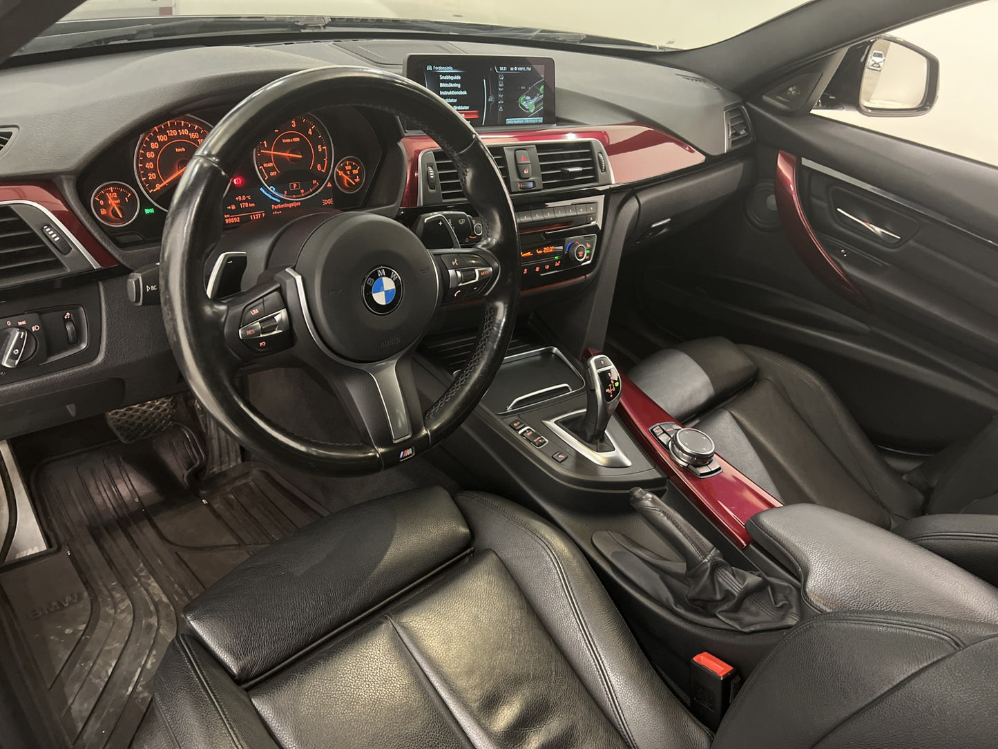 BMW 330d xDrive M-Sport Pano H/K Kamera Skinn Keyless Navi