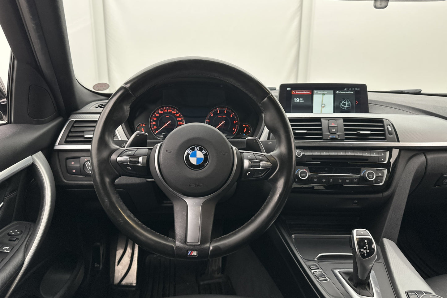 BMW 330 i Sedan 252hk M Sport HiFi Navi Cockpit Skinn