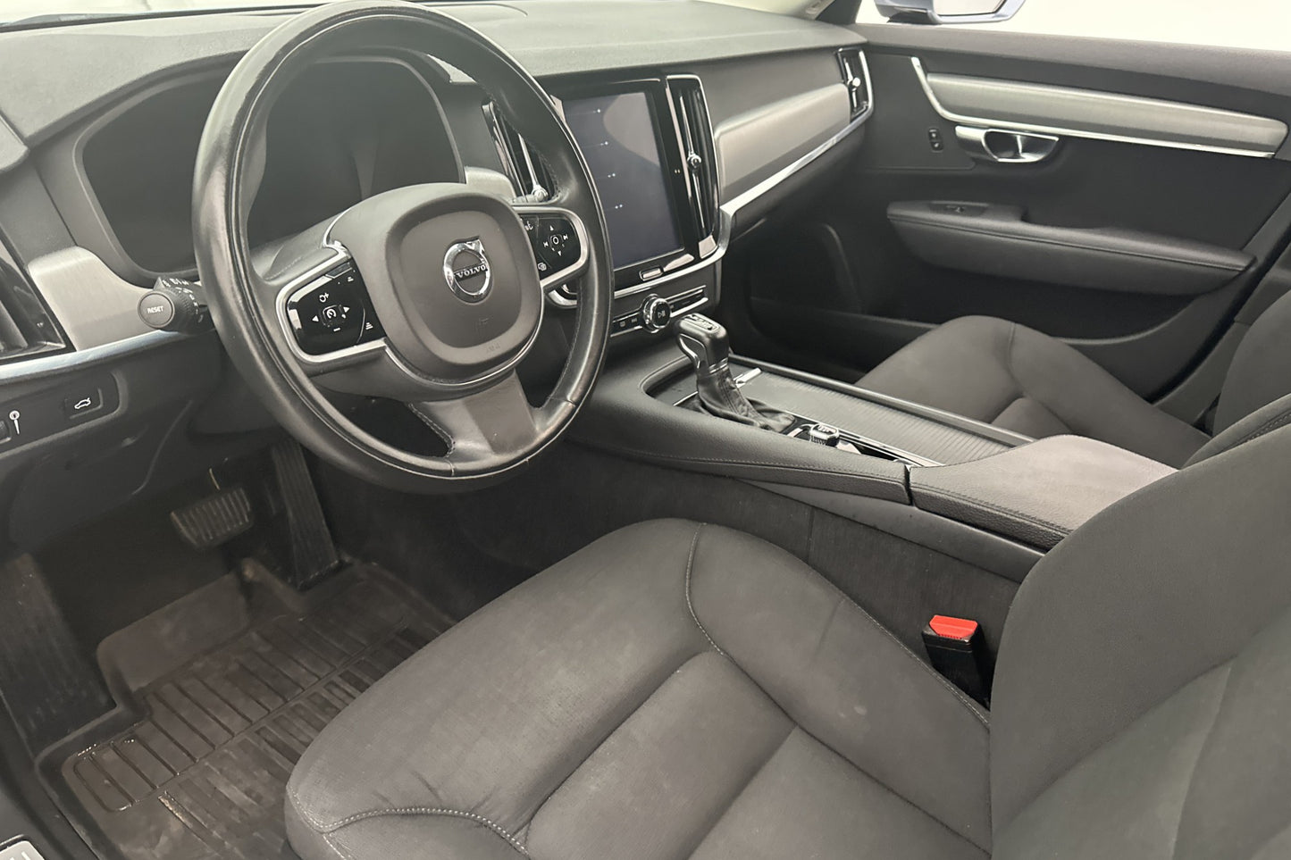 Volvo V90 T4 190hk Momentum Advanced P-Värm VOC B-Kamera GPS