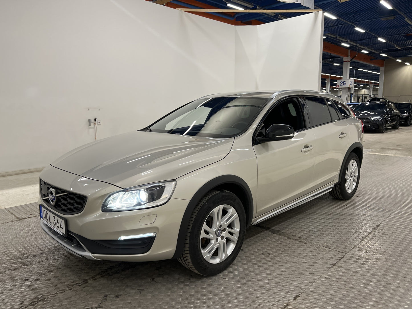 Volvo V60 Cross Country Momentum