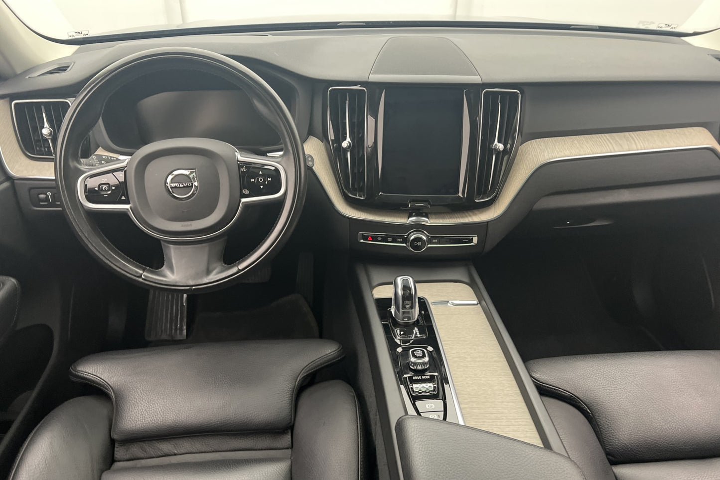 Volvo XC60 T8 AWD Inscription VOC Pano HUD Kamera Navi Drag