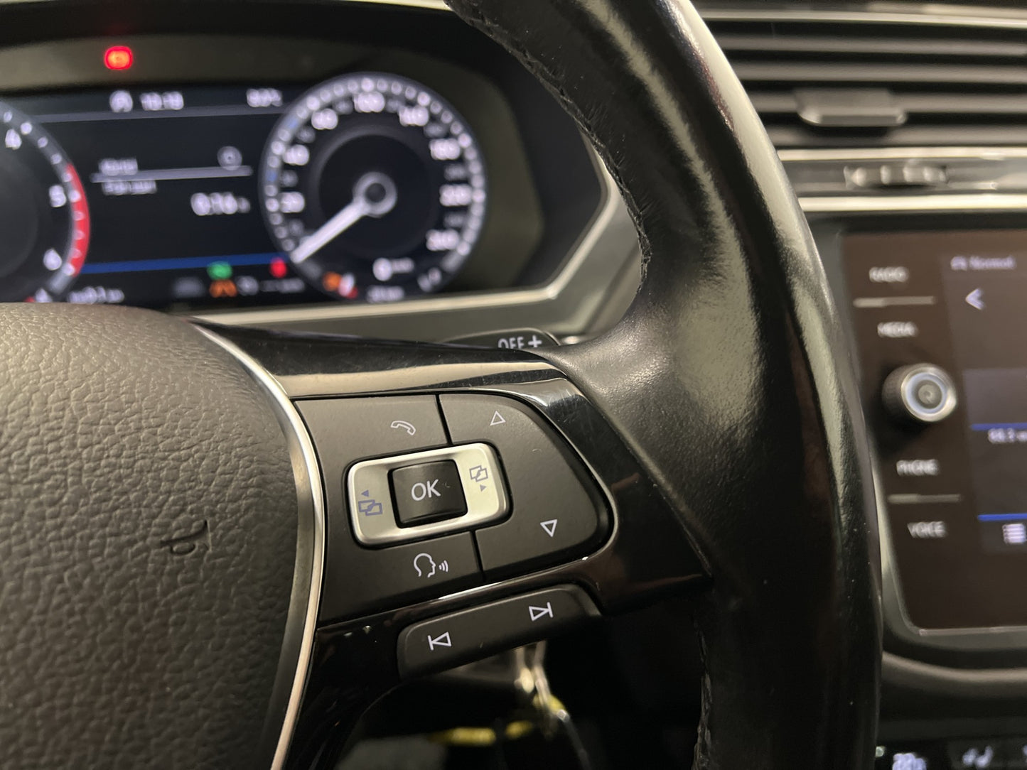 Volkswagen Tiguan 4M 190hk Premium Cockpit Värmare Kamera