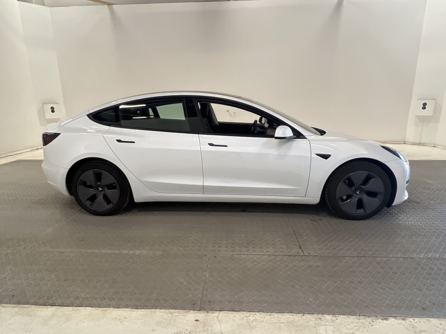 Tesla Model 3 Standard Range Plus 258hk Svensksåld Dragkrok