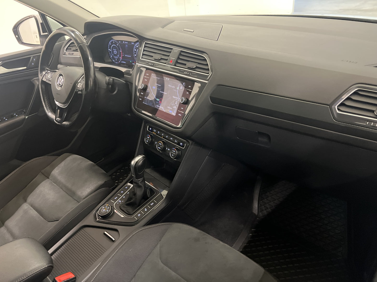 Volkswagen Tiguan 2.0 TDI 4M 190hk D-värm Cockpit 360°  Drag