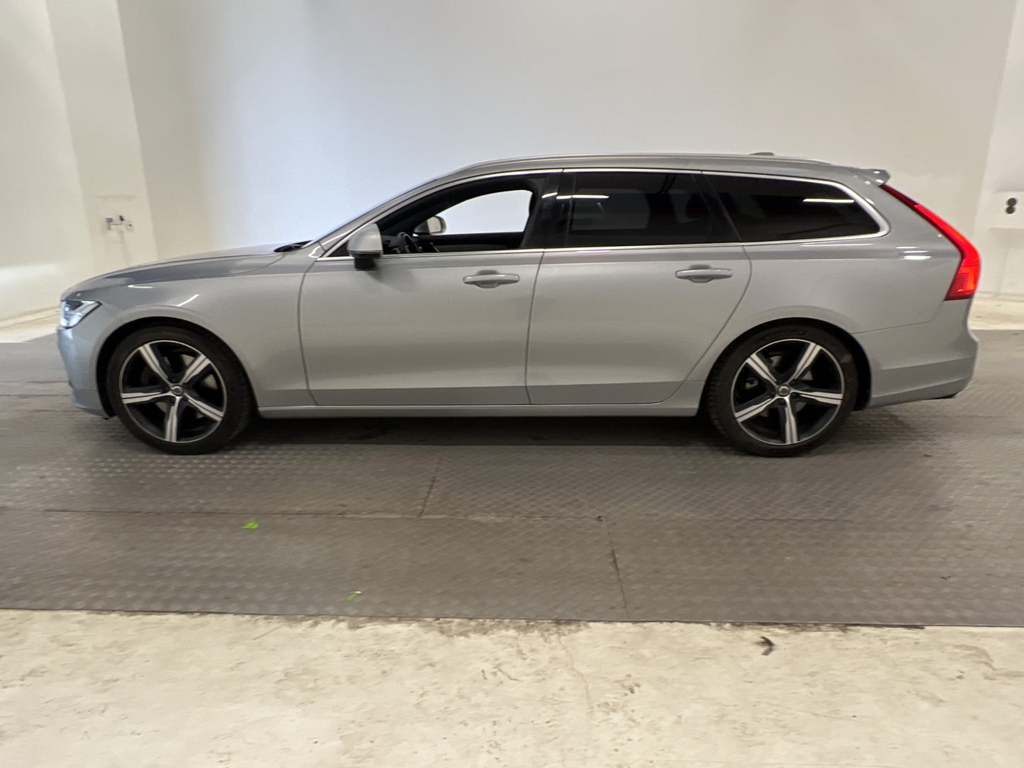 Volvo V90 T4 190hk R-Design VOC Värm BLIS Dragkrok Carplay